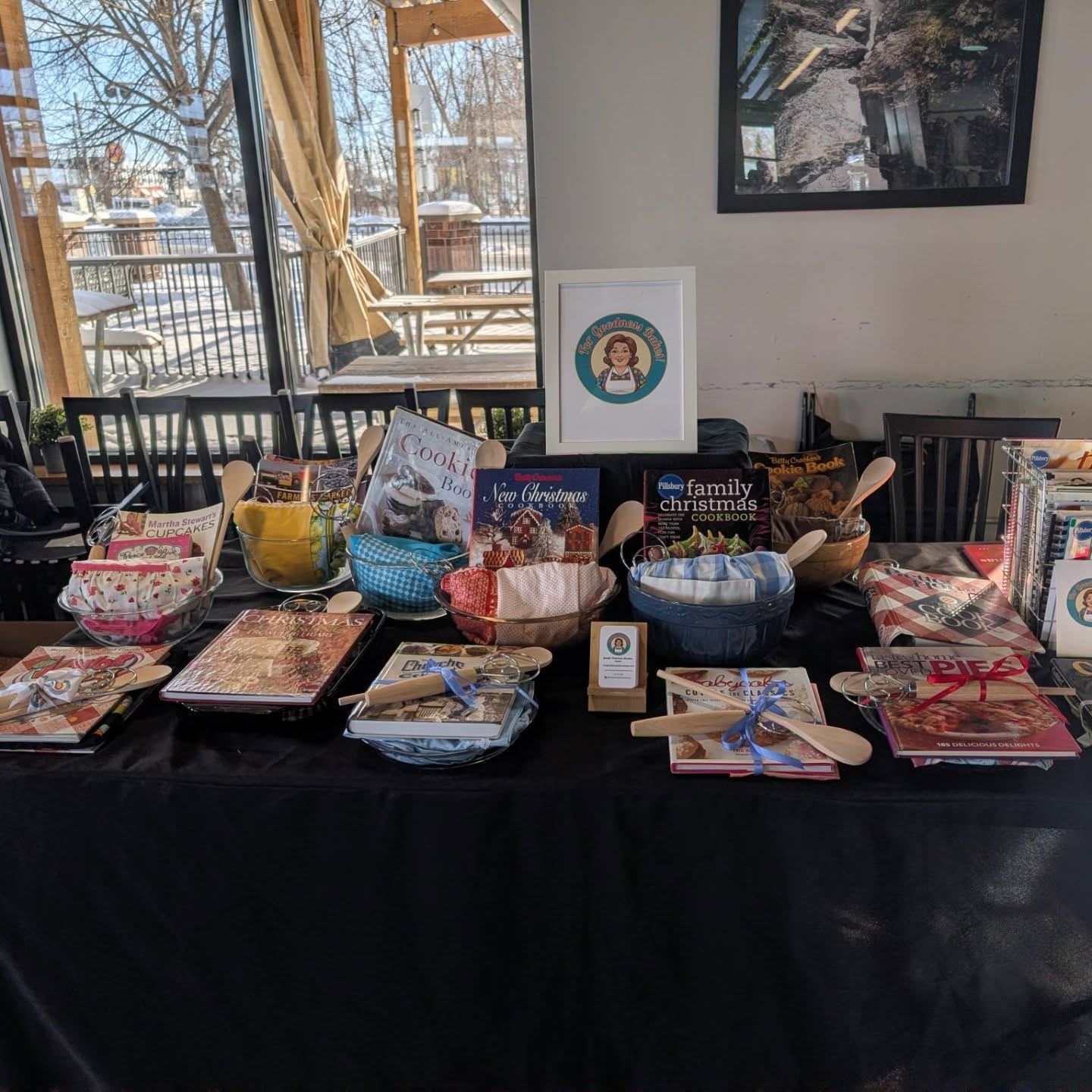 Another Second Sunday Market happening until 3 p.m. @vennbrewing in Minneapolis! Lots of great local businesses here, so come out, grab a beverage (they have a coffee bar too) and do some shopping.

#holidayshopping #localmakers #bakinggiftsets #thriftingfinds #minnesotavintage #minneapolis #vennbrewing